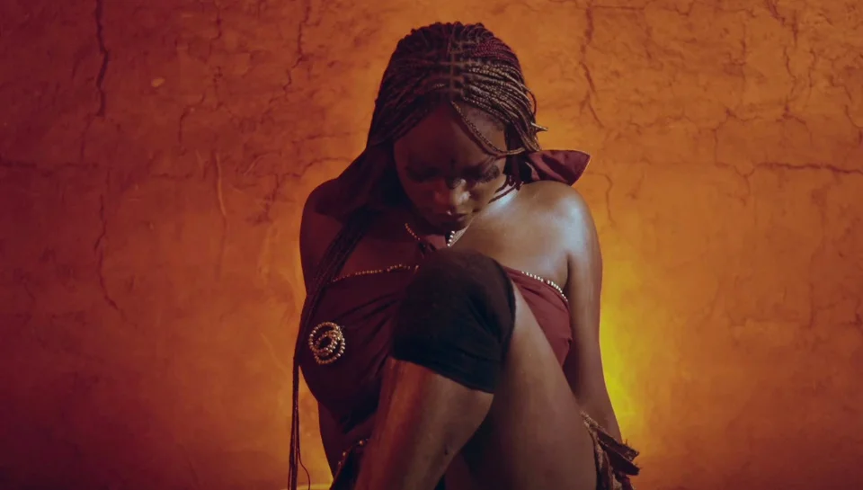 "Don't Touch My Crown" de Queen Fumi : Une renaissance artistique sous le signe de l'affirmation de soi