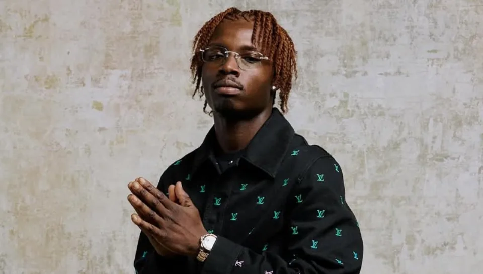 LA MANO 1.9 SIGNE UNE ENTRÉE REMARQUÉE DANS LA COUR DES GRAND AVEC SON PREMIER ALBUM R.A.T.