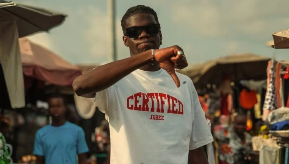 De la calle à la clarté : Jabee affirme sa maturité artistique dans "C COMMENT !"
