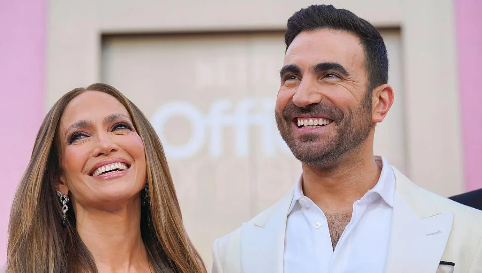 "Office Romance" : Jennifer Lopez et Brett Goldstein font étinceler la comédie romantique sur netflix