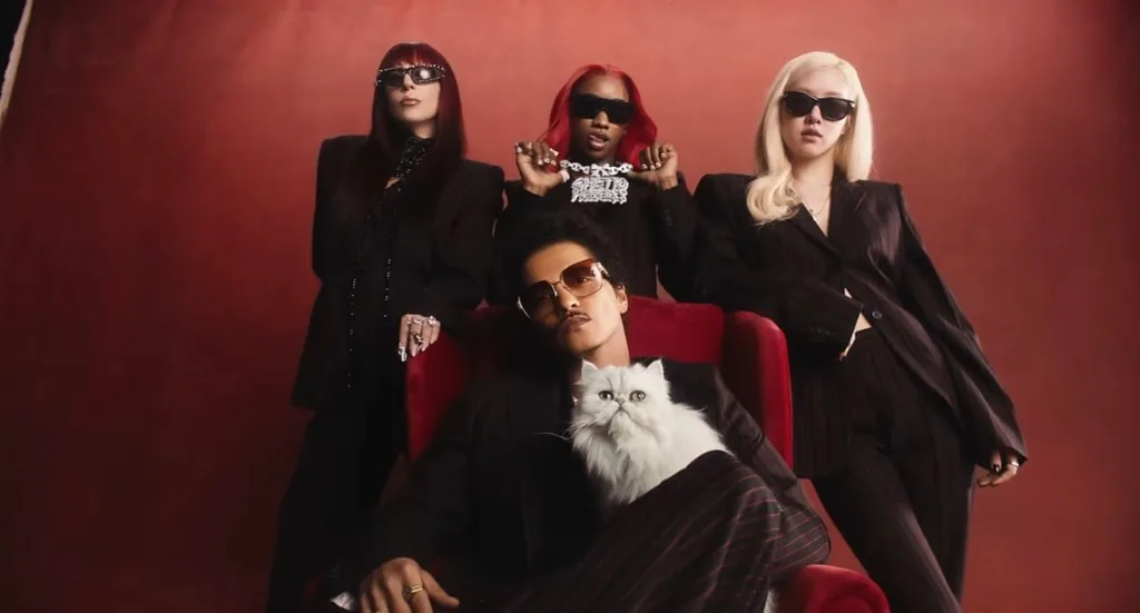 BRUNO MARS RÉUNIT LADY GAGA, ROSÉ ET SEXYY RED POUR UN CLIP ÉTINCELANT