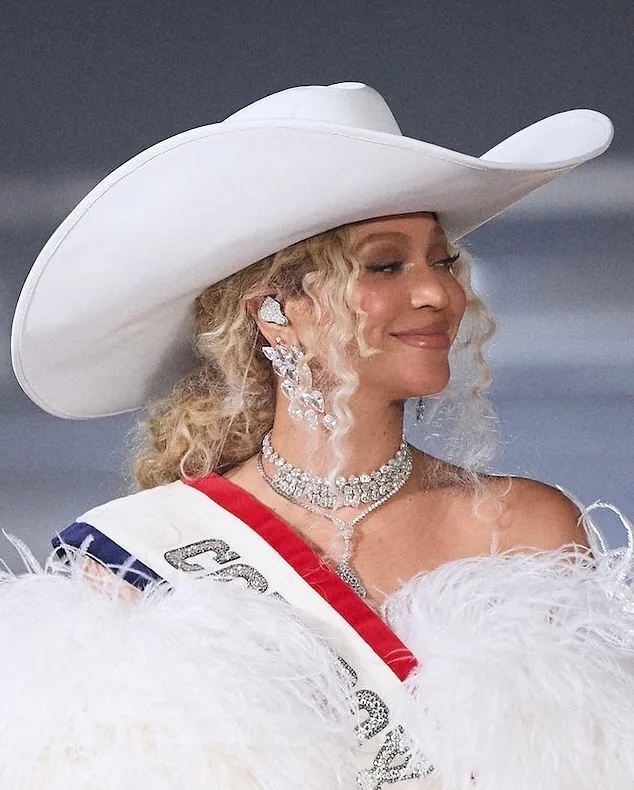 BEYONCÉ ENFLAMME HOUSTON AVEC UN SHOW DE NOËL SPECTACULAIRE