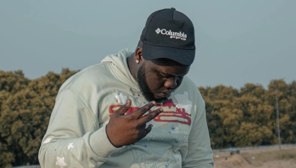 "Job" : Wadoud transforme la pression en carburant et accélère sa progression