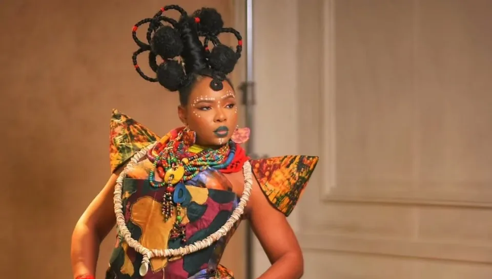 YEMI ALADE NOUS FAIT DANSER AU RYTHME DE L'AMITIÉ AVEC SON NOUVEAU TITRE "MY PADI"