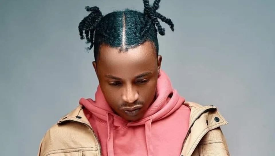 "WHO I AM" DE D-BLUE, L’ENDURANCE D’UN ARTISTE EN QUÊTE D’HORIZONS NOUVEAUX
